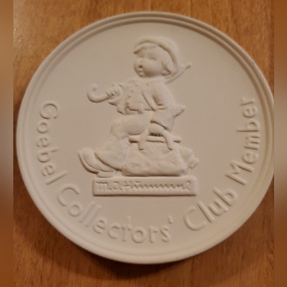 Hummel; Goebel Other - Hummel Goebel Collectors' Club Member 1976 Plaque Round